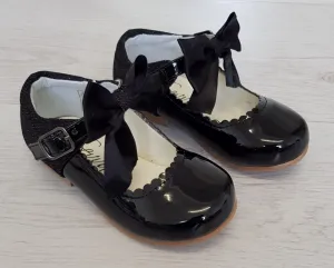 Black patent glitter back/bow shoes