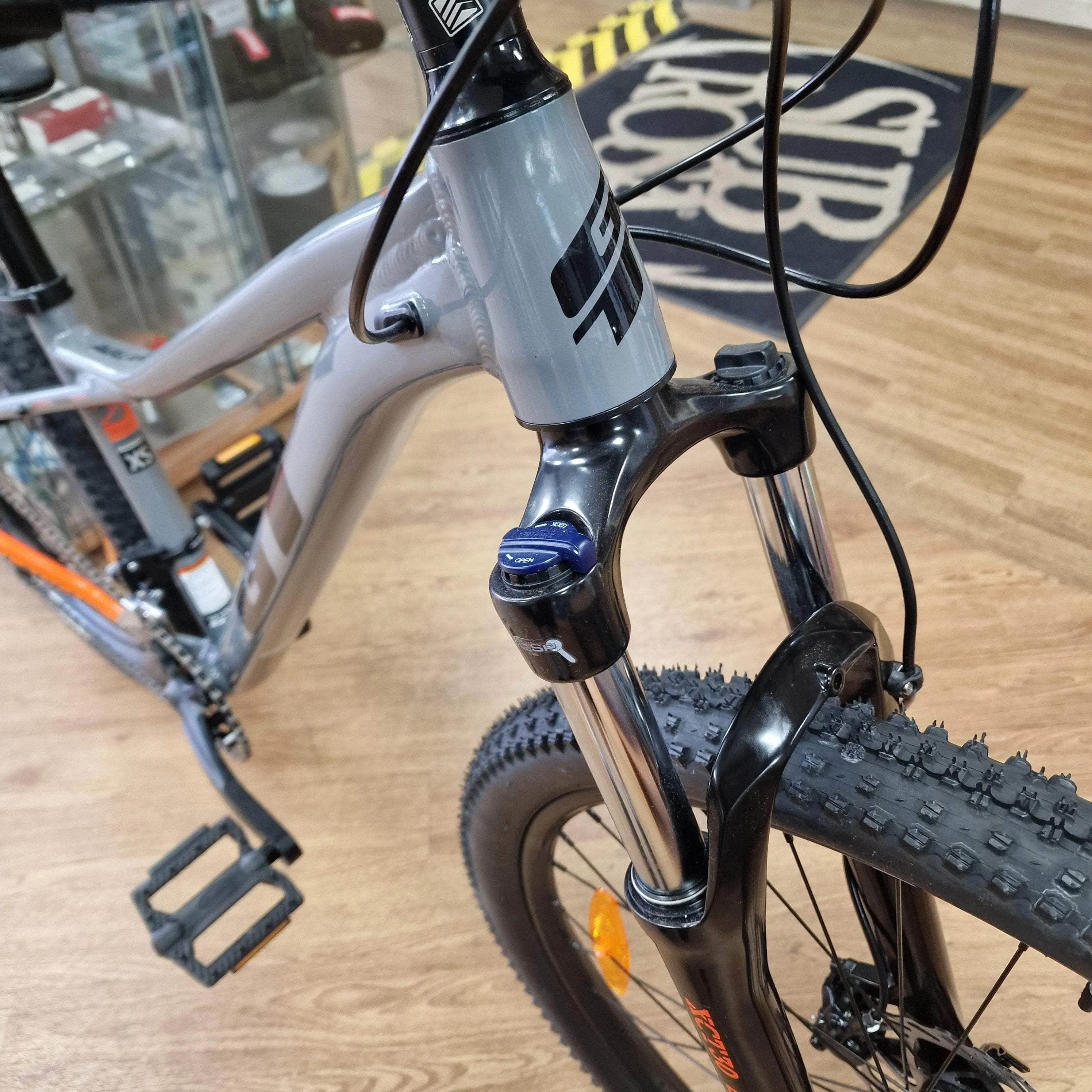 GT Avalanche Sport Mountain Bike Grey